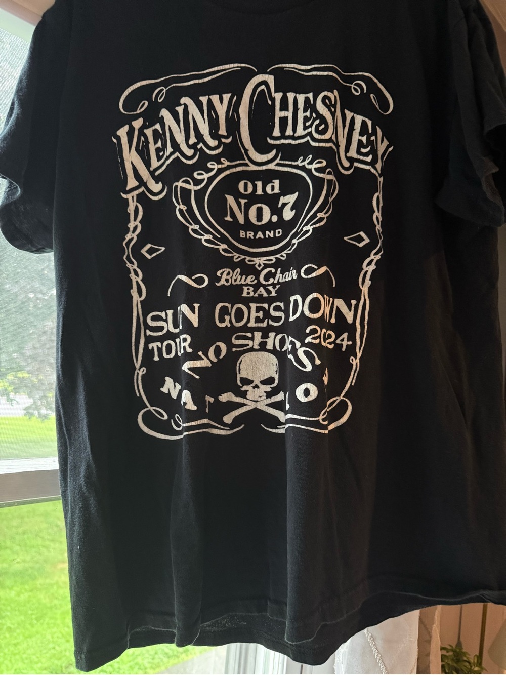 Kenny Chesney concert shirt.